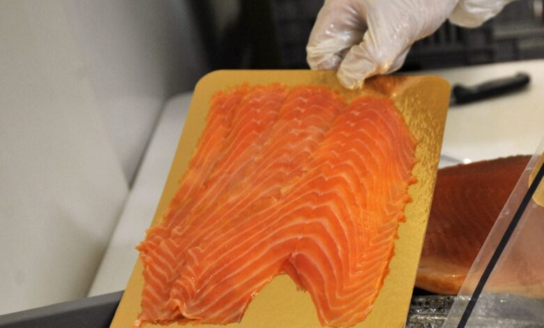 ¿Por qué el cartón debajo del salmón ahumado siempre está dorado? ¿Por qué el cartón debajo del salmón ahumado siempre está dorado?